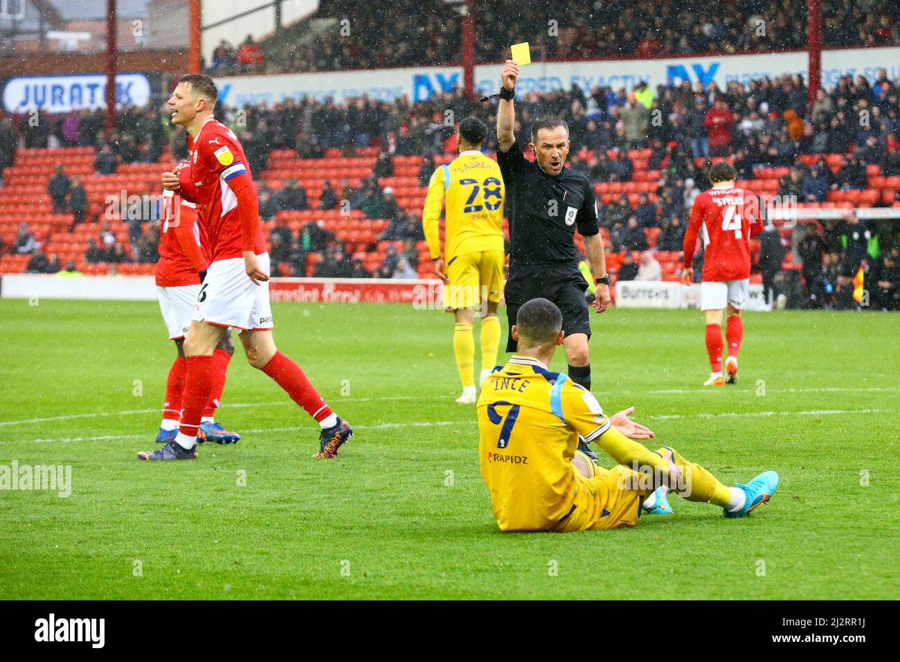 Oakwell, Barnsley, Angleterre - 2nd avril 2022 Tom Ince (9) de Reading est réservé par l'arbitre David Webb pour la plongée - pendant le jeu Barnsley v Reading Banque D'Images