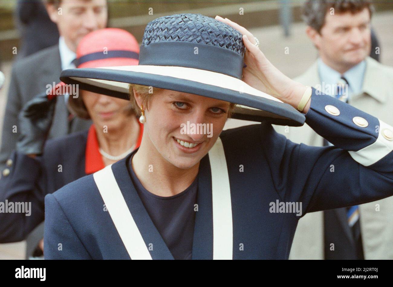 HRH la princesse de Galles, la princesse Diana et HRH le prince de Galles, le prince Charles visitent Liverpool pour la bataille du service atlantique. Le 50th anniversaire de la bataille de l'Atlantique. Comme vous pouvez le voir sur les photos, c'était un jour très venteux. Le couple a voyagé du yacht royal Britannia, amarré à Liverpool¿¿ Pier Head, à la plus grande cathédrale anglicane du monde pour la cérémonie en l'honneur de ceux qui ont combattu dans la bataille maritime de la Seconde Guerre mondiale de 1939 à 1945. La bataille de l'Atlantique a été la plus longue campagne militaire continue de la Seconde Guerre mondiale, qui s'est tenue de 1939 à la défaia Banque D'Images