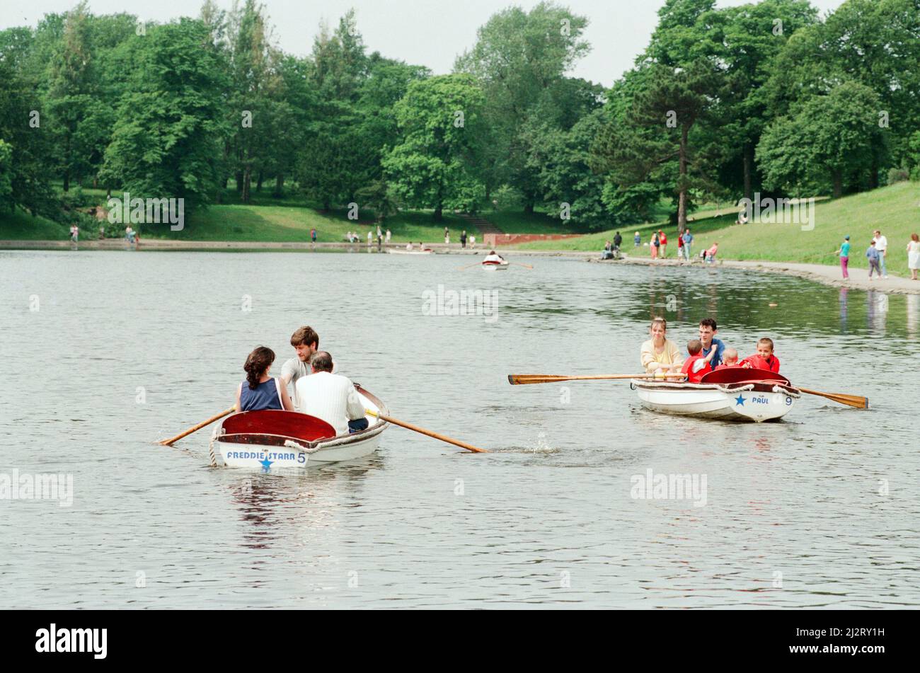 Location de bateaux à rames, retour à Sefton Park, Liverpool, le 13th juin 1993. Banque D'Images