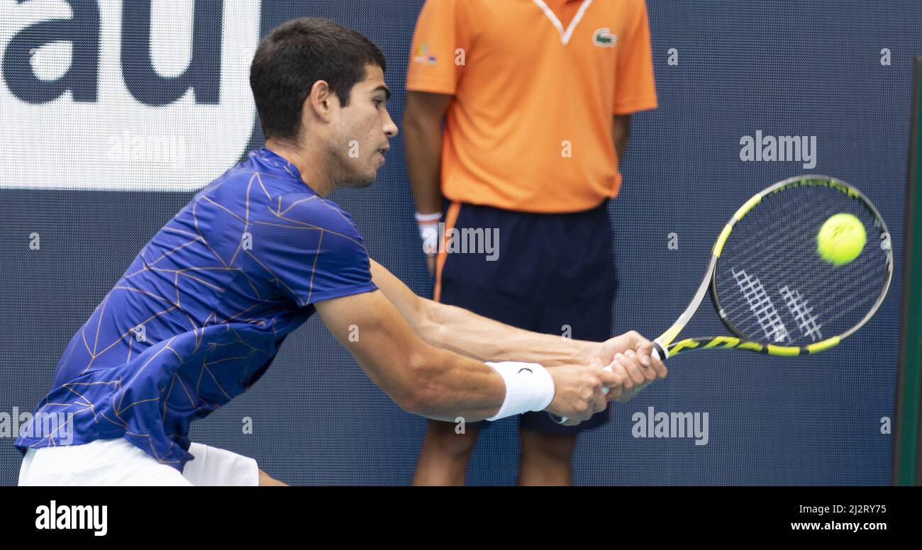 Miami Gardens, États-Unis. 03rd avril 2022. Carlos Alcaraz, de l'Espagne, retourne un coup de dos à deux mains à Casper Ruud, de Norvège, lors de la finale de l'homme à l'Open de Miami au Hard Rock Stadium de Miami Gardens, Floride, le dimanche 3 avril 2022. Photo de Gary I Rothstein/UPI crédit: UPI/Alay Live News Banque D'Images