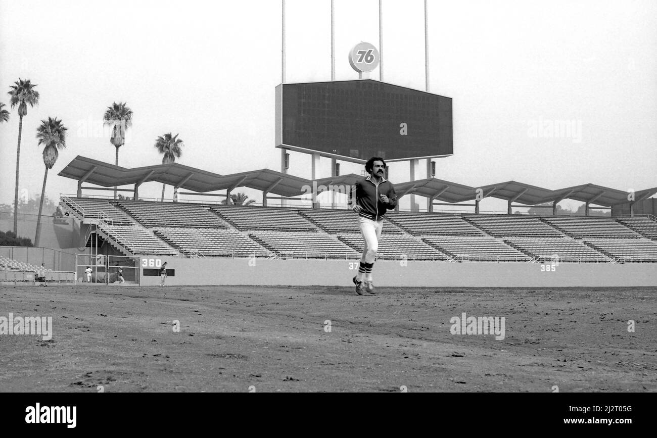 Davey Lopes, joueur des Dodgers de Los Angeles, qui s'exécute dans le stade des Dodgers presque vide avant un match. Banque D'Images