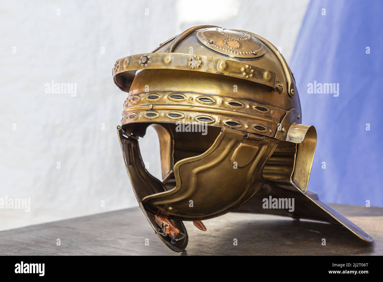 vue horizontale d'un ancien casque de soldat romain Banque D'Images