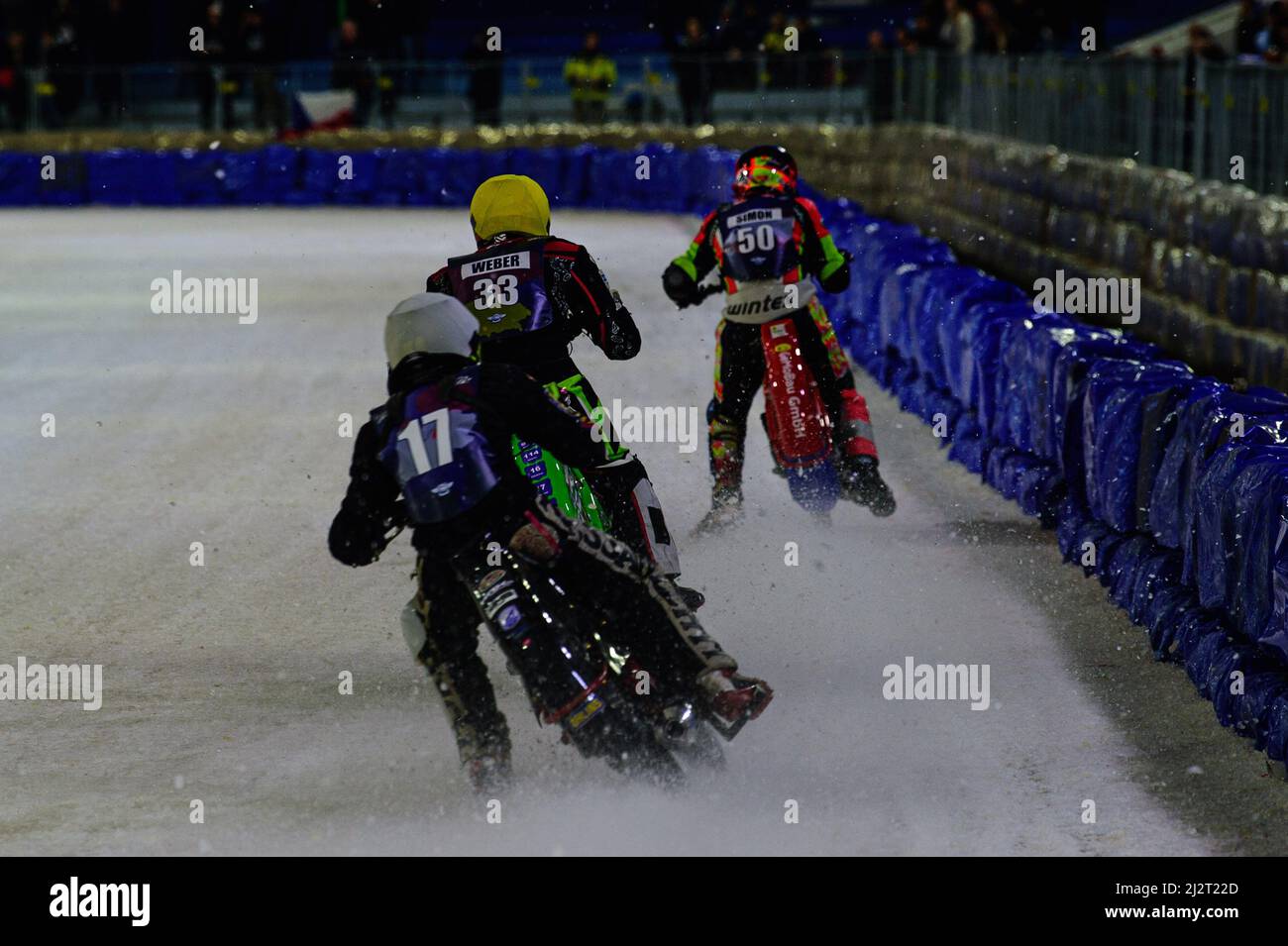 HEERENVEEN, T.-N.-L. Henri Ahlbom (17) chase Johann Weber (33) et Harald Simon (50) lors de la finale du Championnat du monde de gladiateurs FIM Ice Speedway 4 à Ice Rink Thialf, Heerenveen, le dimanche 3 avril 2022. (Credit: Ian Charles | MI News) Credit: MI News & Sport /Alay Live News Banque D'Images