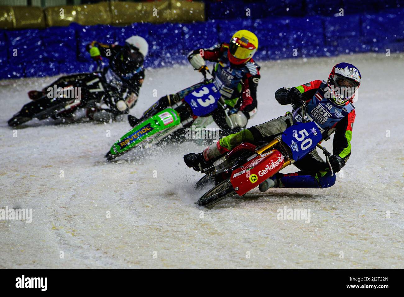 HEERENVEEN, T.-N.-L. Harald Simon (50) (Bleu) dirige Johann Weber (33) (jaune) et Henri Ahlbom (17) (blanc) lors de la finale du Championnat du monde des gladiateurs FIM Ice Speedway 4 à Ice Rink Thialf, Heerenveen, le dimanche 3 avril 2022. (Credit: Ian Charles | MI News) Credit: MI News & Sport /Alay Live News Banque D'Images