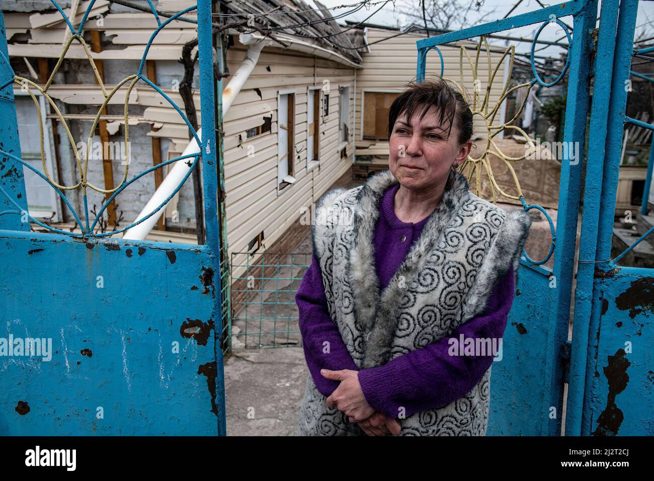 Marioupol, Ukraine. 03rd avril 2022. Une femme vue à l'extérieur de sa coquille a endommagé la maison. La bataille entre russe et ukrainien menée par le bataillon Azov se poursuit dans la ville portuaire de Marioupol. Crédit : SOPA Images Limited/Alamy Live News Banque D'Images