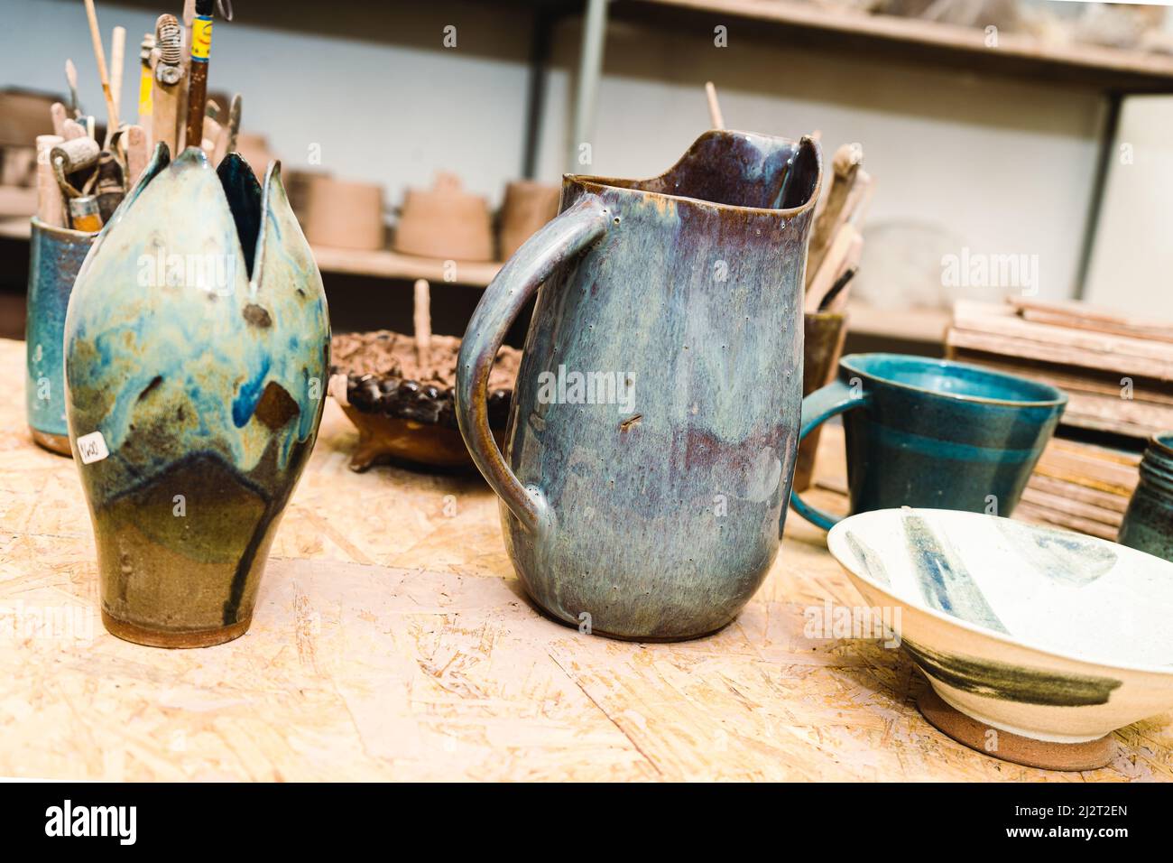 Cruches et bouilloires en céramique faites à la main. Art populaire Banque D'Images