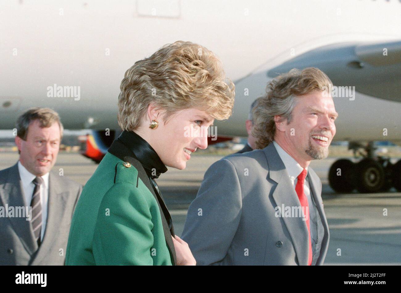 HRH la princesse de Galles, la princesse Diana, avec Richard Branson, PDG de Virgin Atlantic. Aujourd'hui, la princesse lance le nouveau tycoon d'affaires de Richard Branson, Virgin Atlantic, Airbus 340. Il s'appelle « la Dame en rouge » à l'aéroport de Heathrow, Londres photo prise le 6th décembre 1993 Banque D'Images