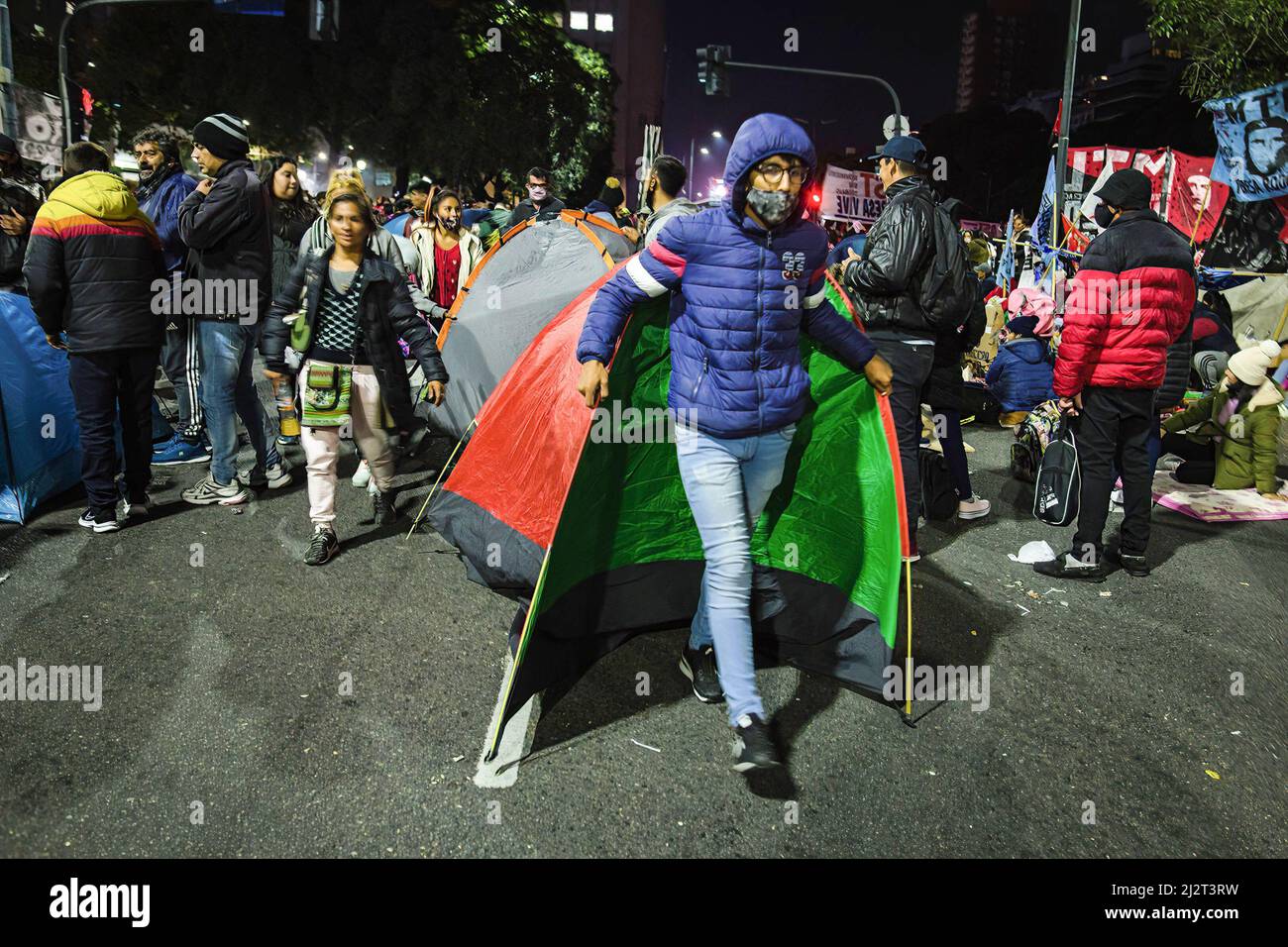 Buenos Aires, Argentine. 31st mars 2022. Un homme déplace sa tente d'un endroit à l'autre sur l'avenue 9 de Julio pendant le camp de 48 heures. Les organisations politiques qui composent l'unité de Piquetera ont tenu un camp sur l'avenue 9 de Julio, l'avenue la plus importante de la ville de Buenos Aires, Devant le Ministère du développement social pendant 48 heures pour dénoncer l'absence de réponse à leurs besoins par le gouvernement du Président Alberto Fernandez. (Photo de Nacho Boullosa/SOPA Images/Sipa USA) crédit: SIPA USA/Alay Live News Banque D'Images