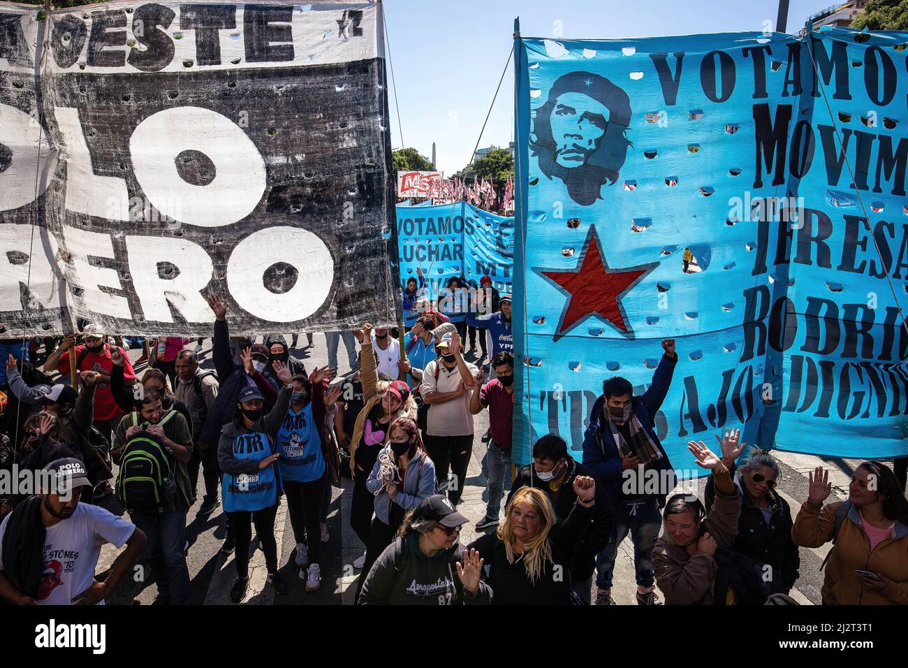 Buenos Aires, Argentine. 01st avril 2022. Les manifestants se sont emmis sur le geste de l'avenue 9 de Julio pendant la manifestation. Les organisations politiques qui composent l'unité de Piquetera ont tenu un camp sur l'avenue 9 de Julio, l'avenue la plus importante de la ville de Buenos Aires, Devant le Ministère du développement social pendant 48 heures pour dénoncer l'absence de réponse à leurs besoins par le gouvernement du Président Alberto Fernandez. (Photo de Nacho Boullosa/SOPA Images/Sipa USA) crédit: SIPA USA/Alay Live News Banque D'Images