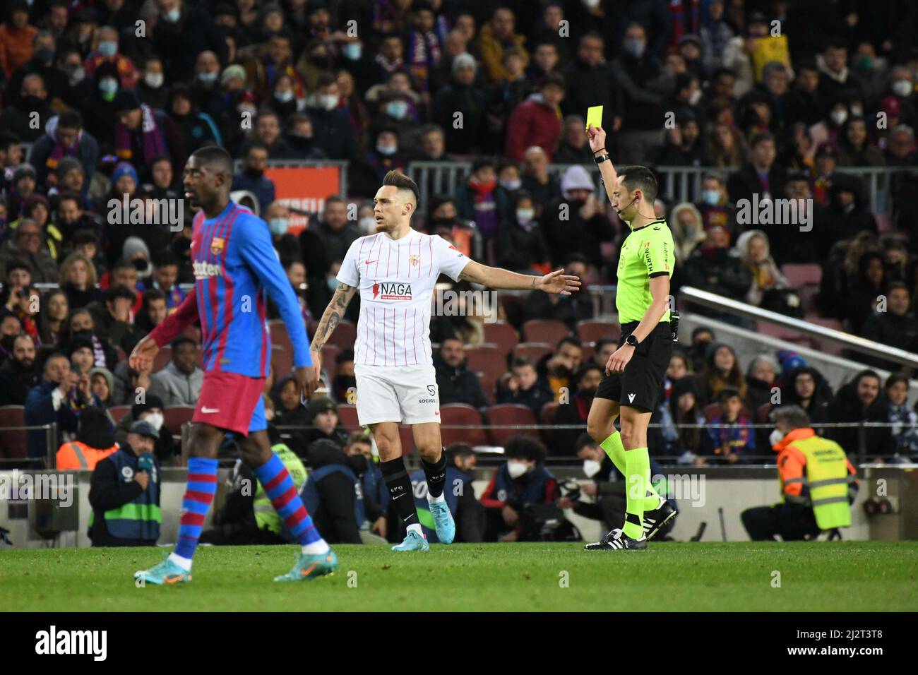 BARCELONE, ESPAGNE - AVRIL 3: Le joueur du FC Barcelone se bat pour le ballon avec le joueur du FC Sevilla lors du match de la Liga entre le FC Barcelone et le FC Sevilla à Campo Nou le 3 avril 2022 à Barcelone, Espagne. (Photo de Sara Aribó/Pximages) crédit: PX Images/Alay Live News Banque D'Images