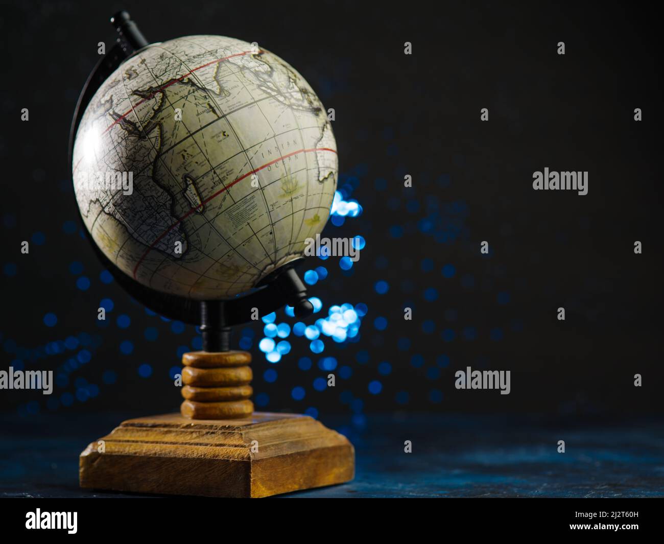 Globe terrestre de la planète Terre sur fond sombre et fantasy. Le concept est la géographie, la protection de l'environnement, les catastrophes mondiales, les guerres planétaires, Banque D'Images