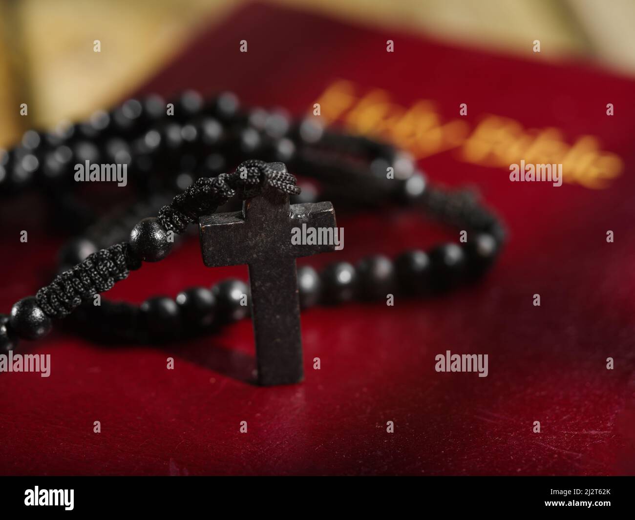 Rosary et la croix sur la Sainte Bible. Minimalisme. Il n'y a aucune personne dans la photo. Spiritualité, religion, catholicisme, foi, prière, Jésus Christ, cr Banque D'Images