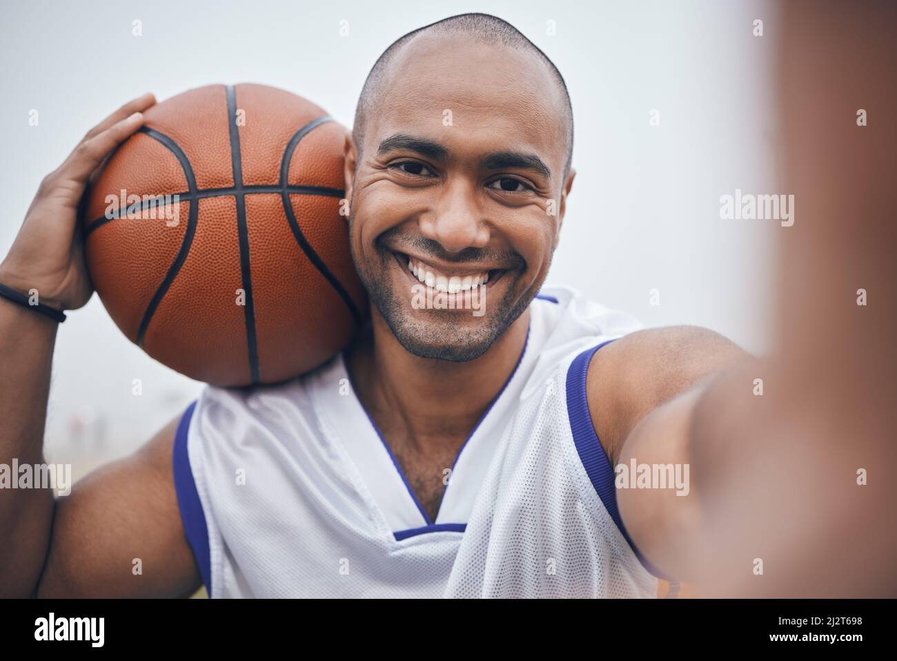 Ils seront dans mon catalogue. Photo d'un jeune joueur de basket-ball masculin prenant un selfie tout en tenant le ballon. Banque D'Images