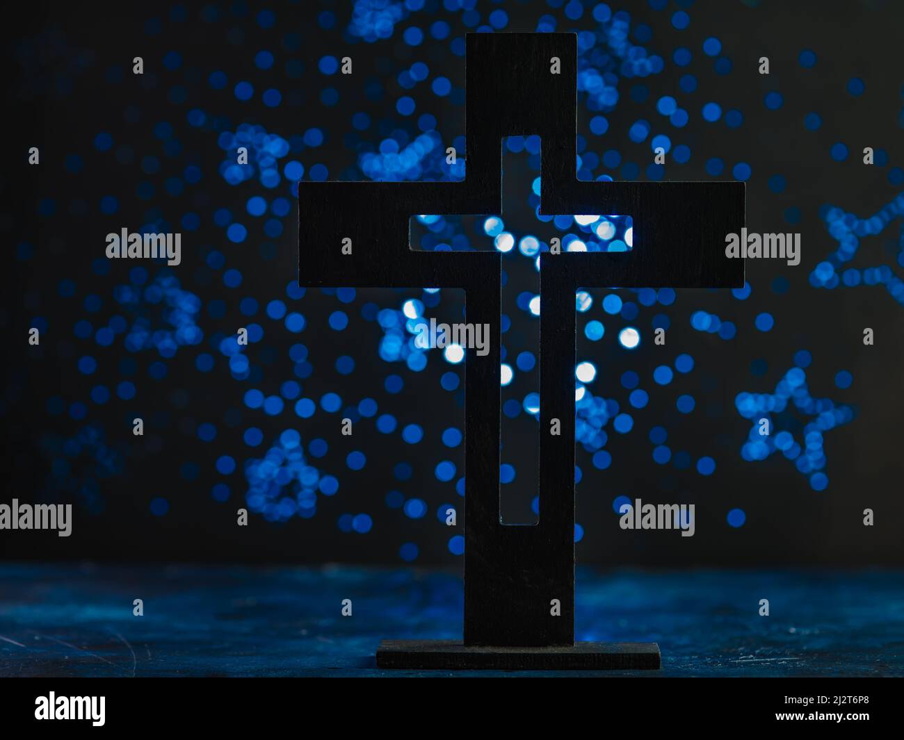 Le symbole du christianisme est une grande croix catholique sur fond bleu avec des étoiles. Religion, foi, spiritualité, prière, christianisme, Catholicisme Banque D'Images