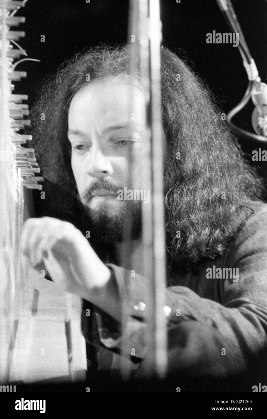 Le musicien et chanteur français Alan Stivell se présente au festival folklorique de July Ewise à Chorley, dans le Lancashire, en Angleterre, le 25 juillet 1976. Banque D'Images
