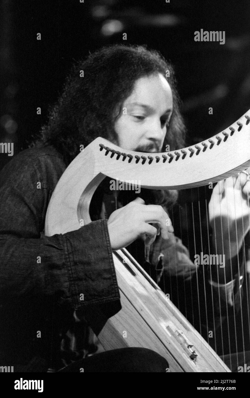 Le musicien et chanteur français Alan Stivell se présente au festival folklorique de July Ewise à Chorley, dans le Lancashire, en Angleterre, le 25 juillet 1976. Banque D'Images