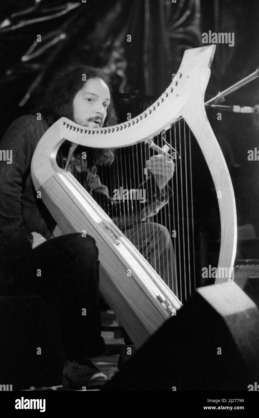 Le musicien et chanteur français Alan Stivell se présente au festival folklorique de July Ewise à Chorley, dans le Lancashire, en Angleterre, le 25 juillet 1976. Banque D'Images