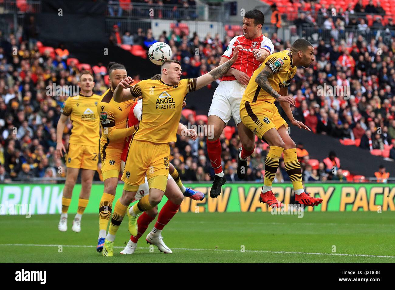 Richard Wood #6 de Rotherham United remportant une affiche supérieure. Banque D'Images