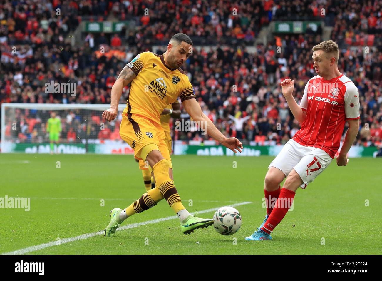 Londres, Royaume-Uni. 03rd avril 2022. Joe Kizzi #22 de Sutton United et Shane Ferguson #17 de Rotherham United à Londres, Royaume-Uni, le 4/3/2022. (Photo de Carlton Myrie/News Images/Sipa USA) crédit: SIPA USA/Alay Live News Banque D'Images