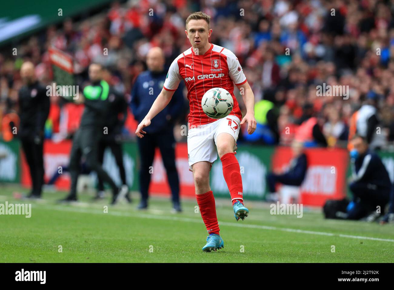 Londres, Royaume-Uni. 03rd avril 2022. Shane Ferguson #17 de Rotherham a Uni sur le ballon. À Londres, Royaume-Uni le 4/3/2022. (Photo de Carlton Myrie/News Images/Sipa USA) crédit: SIPA USA/Alay Live News Banque D'Images