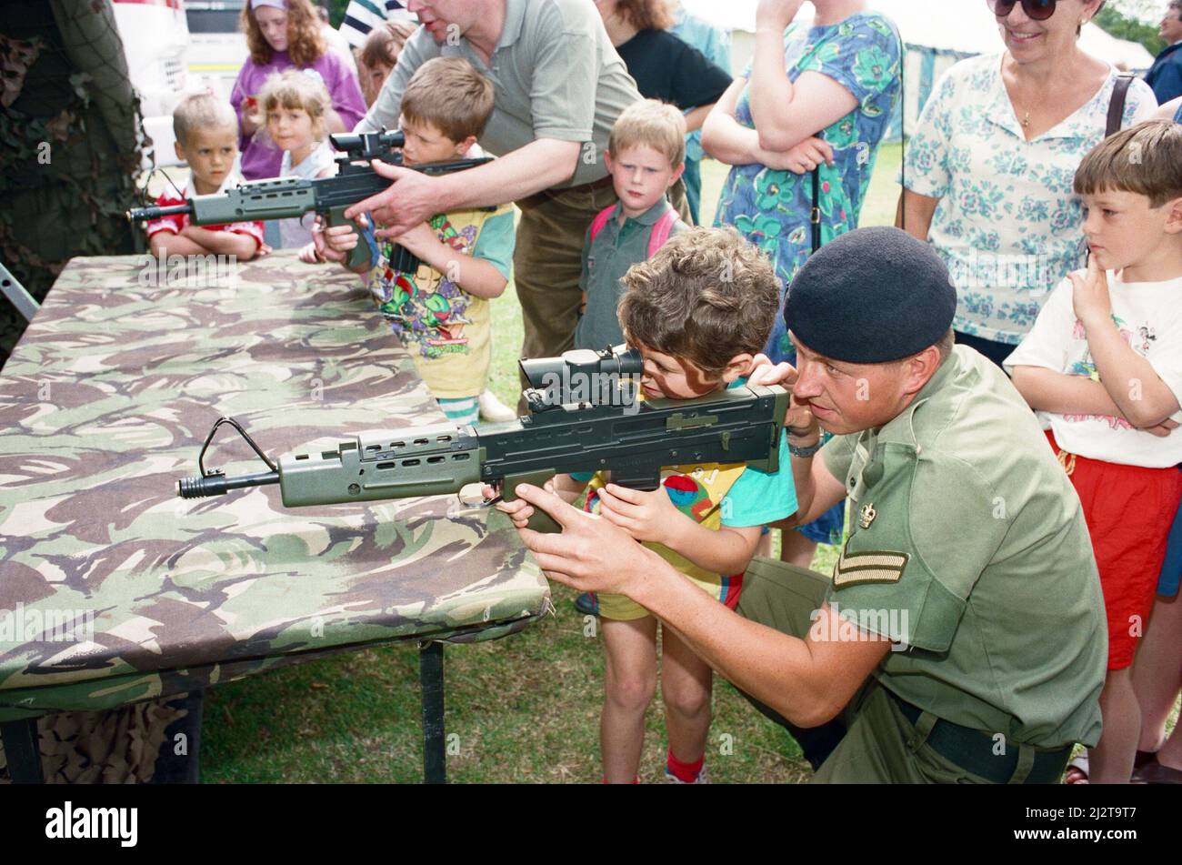Le Gala de l'acier britannique, Teesside. On montre aux enfants comment utiliser les fusils de l'armée. 4th juillet 1993. Banque D'Images