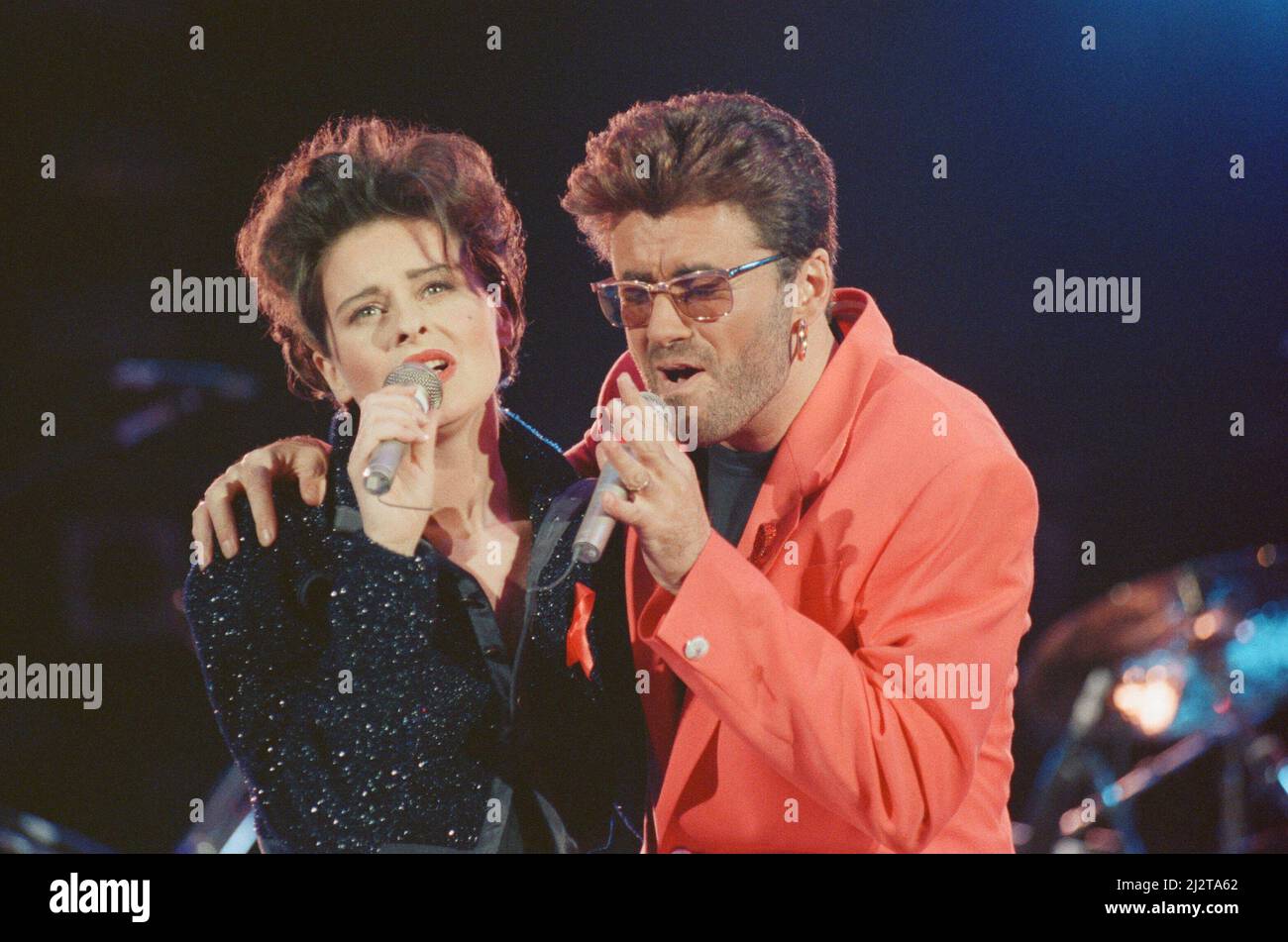 George Michael et Lisa Stansfield exécutent ce sont les jours de notre vie au concert hommage Freddie Mercury au stade Wembley en 1992. Photo prise lundi de Pâques 20th avril 1992 Banque D'Images