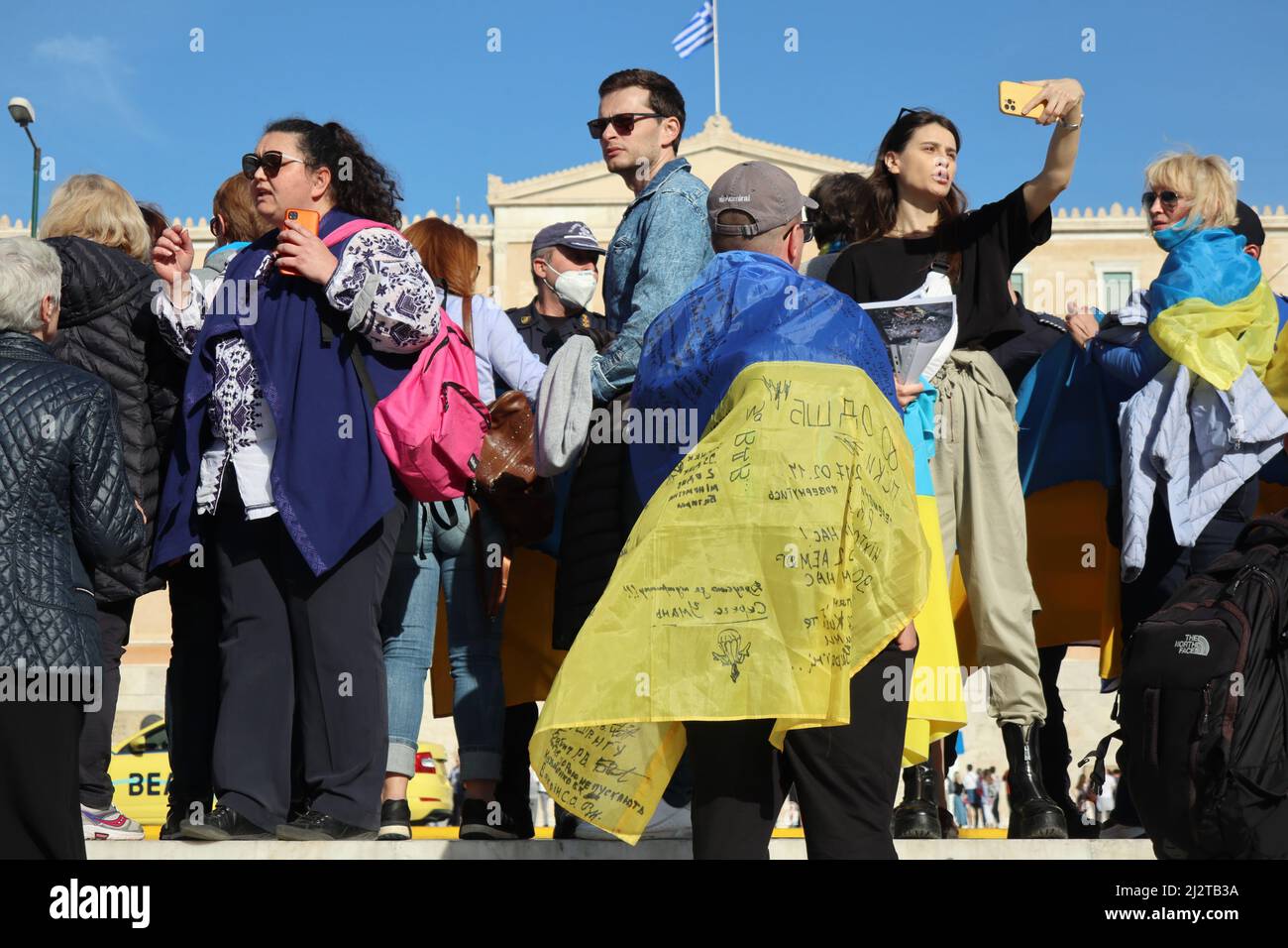 Une photo de la protestation de la communauté ukrainienne contre la guerre, Athènes, Grèce, avril 3 2022. Une centaine d'Ukrainiens se sont rassemblés en dehors du Parlement grec pour demander la fin de la guerre et condamner l'agression russe. Dans le même temps, des dizaines de voitures avec drapeaux russes ont défilé dans les rues près du Parlement. La police grecque a contrôlé la zone et a fait face aux manifestants jusqu'à la fin de la manifestation. (Photo d'Elisa Gestri/ Sipa USA) Banque D'Images