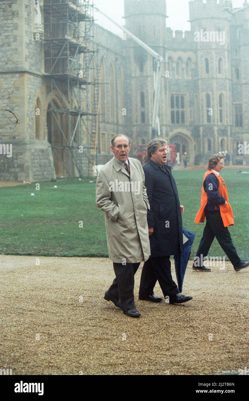 Peter Brooke au château de Windsor, le lendemain du feu dans la tour Brunswick. 21st novembre 1992. Banque D'Images