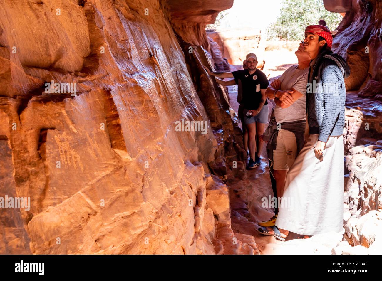 Un groupe de visites sur l'art rupestre dans le canyon d'Alkazali, Wadi Rum, Jordanie, Asie. Banque D'Images