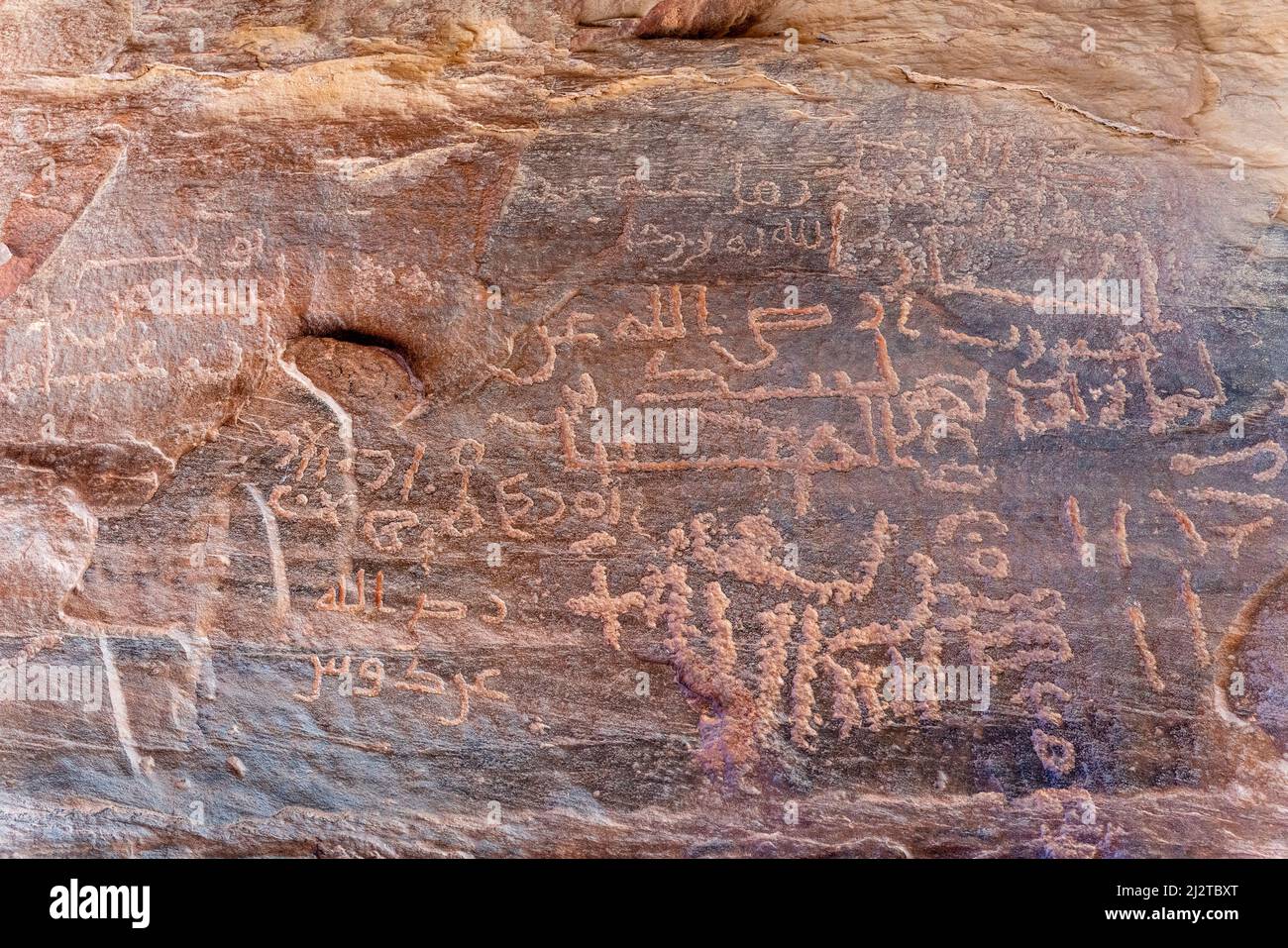 Art rupestre coloré à Alkazali Canyon, Wadi Rum, Jordanie, Asie. Banque D'Images