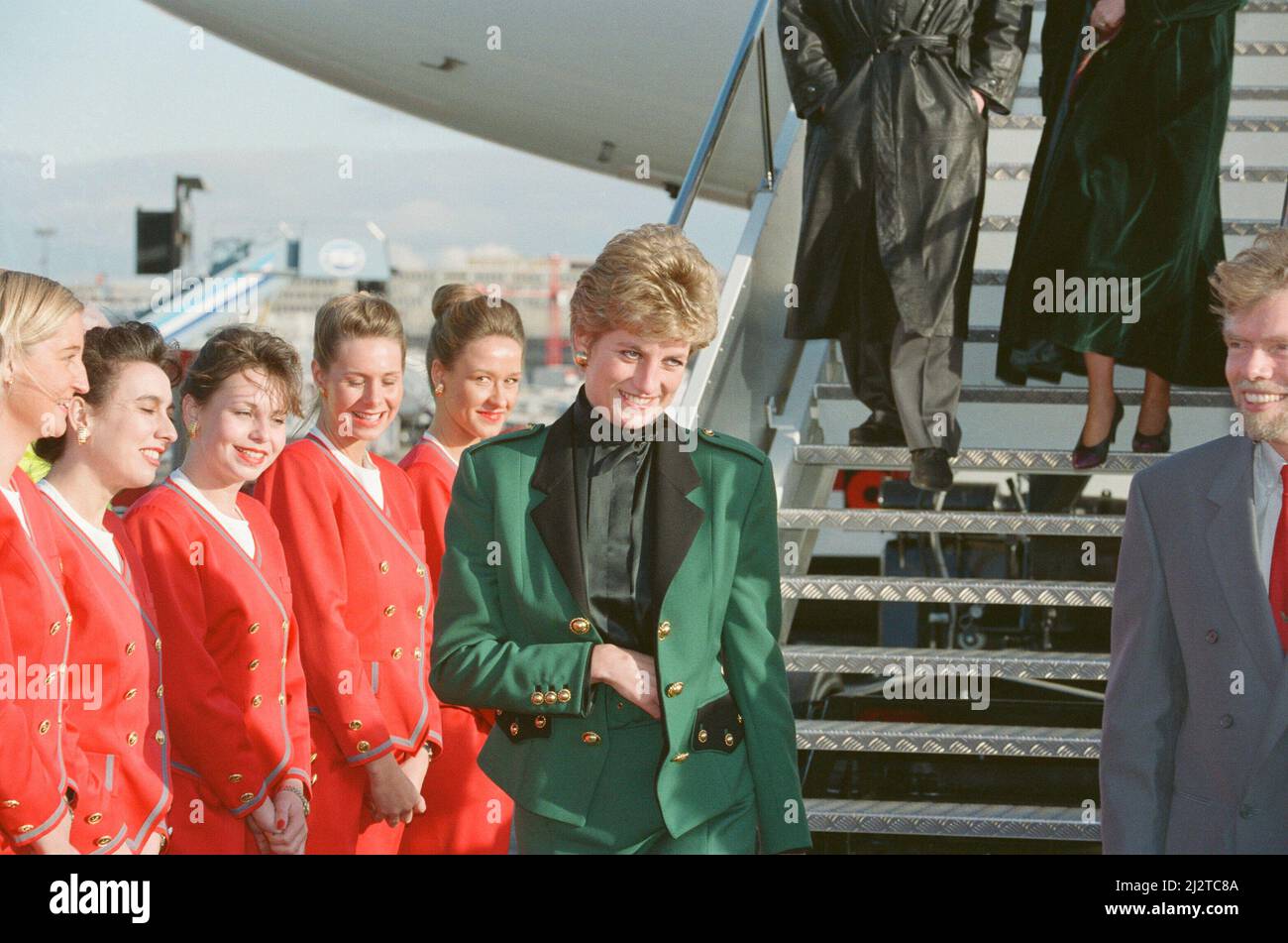 HRH la princesse de Galles, la princesse Diana, avec Richard Branson, PDG de Virgin Atlantic. Aujourd'hui, la princesse lance le nouveau tycoon d'affaires de Richard Branson, Virgin Atlantic, Airbus 340. Il s'appelle « la Dame en rouge » à l'aéroport de Heathrow, Londres photo prise le 6th décembre 1993 Banque D'Images