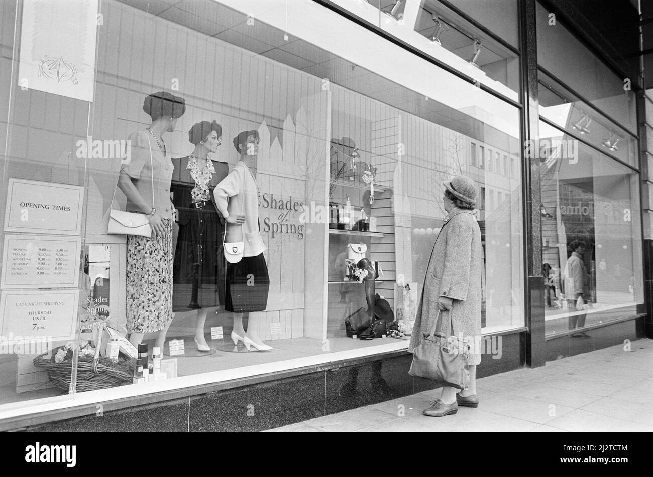 Owen Owen Department Store, Liverpool, le 19th mars 1993. Mme Janet Sexton, une cashopper chez Owen depuis plus de cinquante ans. Banque D'Images