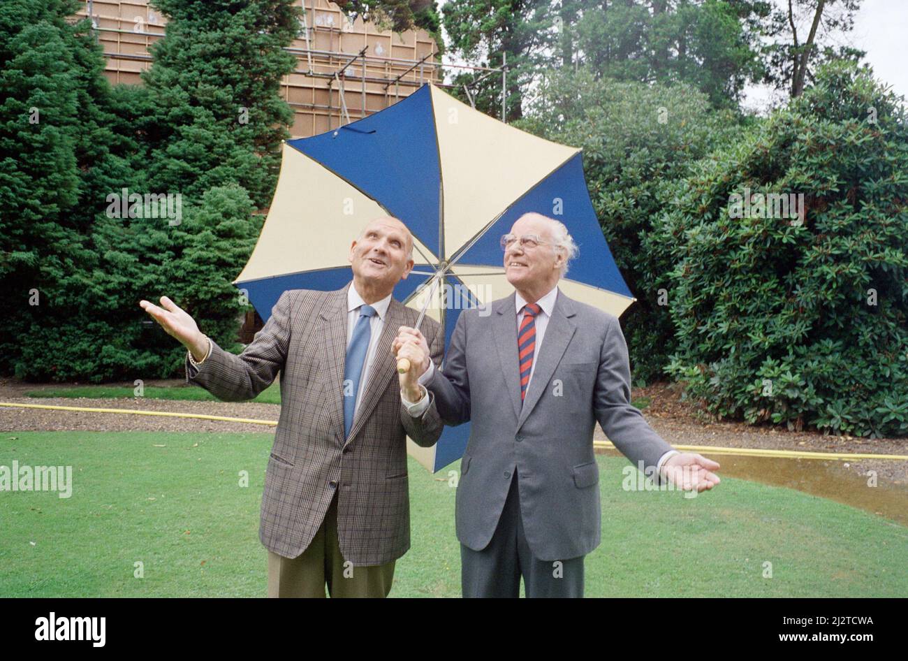 Continuez sur la photo du réalisateur de Columbus Gerald Thomas (à gauche) et du producteur Peter Rogers lors du tournage à Pinewood Stios. 12th août 1992. Banque D'Images