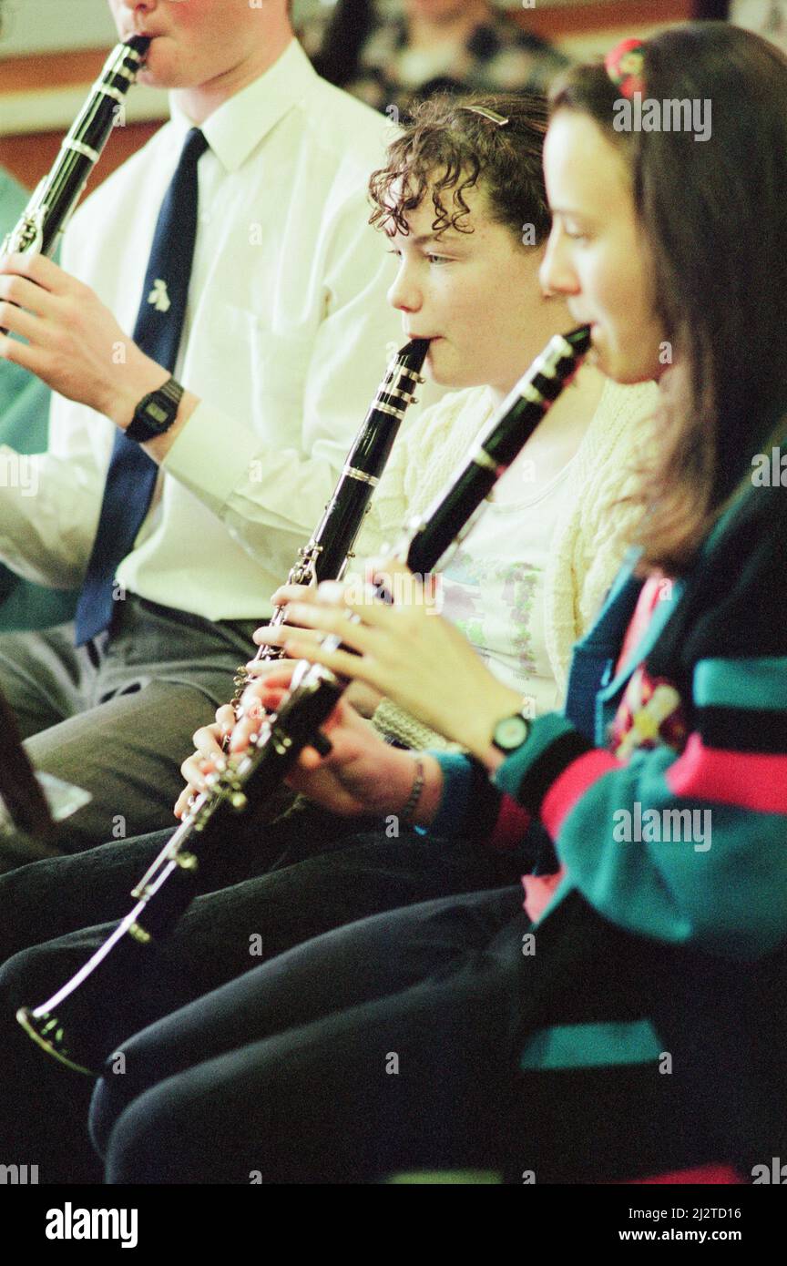 Les étudiants en musique de la Gillbrook Comprehensive School, South Bank, Eston, reçoivent des instructions spéciales de la part des membres du Royal Tank Regiment 2nd de Catterick et du Queens Royal Landers 16th/5th de Saffron Walden, Essex, 12th février 1992. Banque D'Images