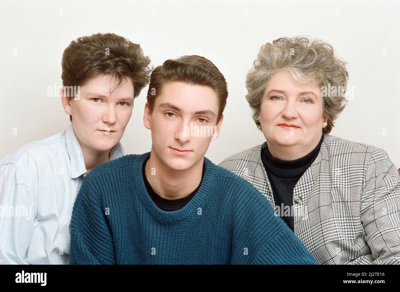 Tracy Jobson, ancienne amante présumée de Beverley Allitt, avec sa mère Eileen et son frère Jonathan. 17th avril 1993. Banque D'Images