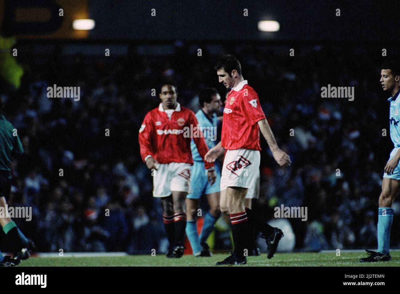 Match de la Premier League anglaise à Old Trafford. Manchester United 2 / Manchester City 1. Eric Cantona de Manchester United en action lors de ses débuts en compétition pour le club. 6th décembre 1992. Banque D'Images