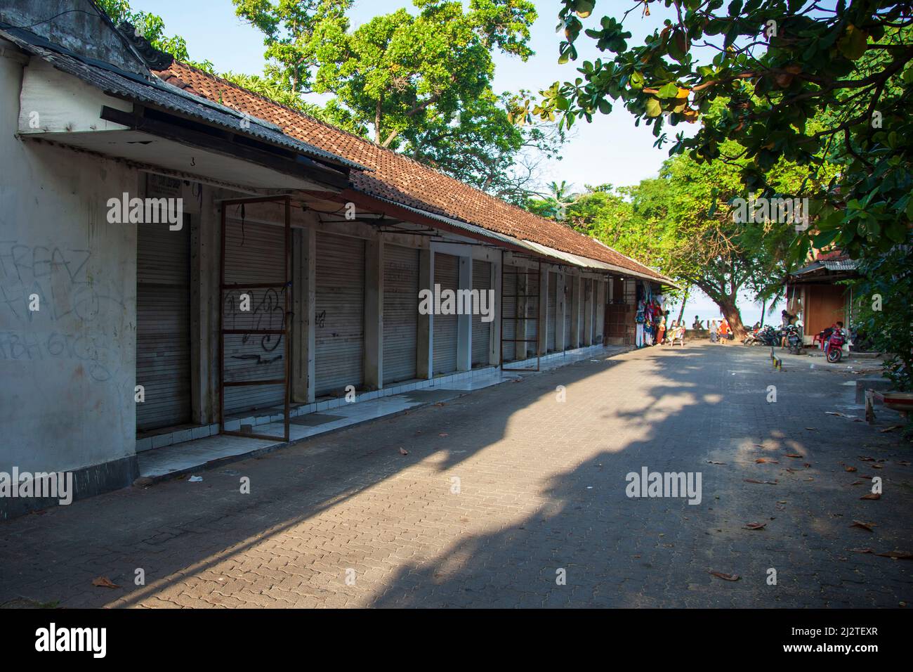 Une rangée de boutiques de plage au marché d'art de Kuta ou au Pasar Seni Kuta en début de matinée à Bali, en Indonésie. Banque D'Images