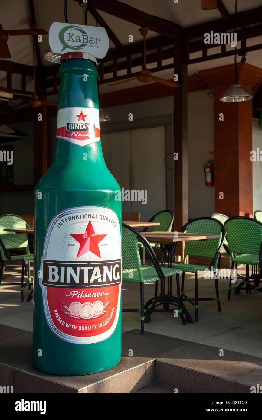 Jalan Kartika Plaza à Kuta, Bali avec sa célèbre bouteille de bière Kabar Grill Bintang sur la gauche. Banque D'Images