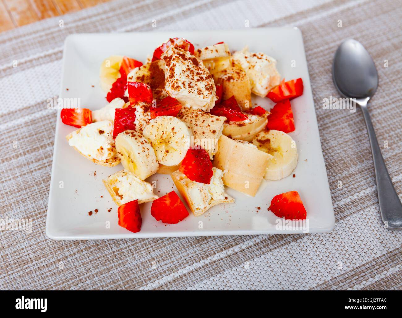 Portion de crème glacée avec tranches de fraises et bananes Banque D'Images