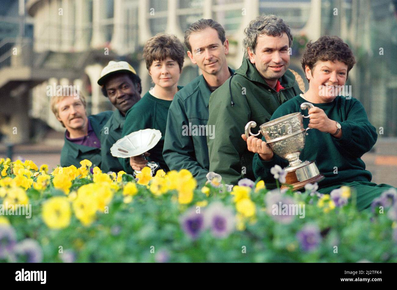 Les jardiniers du centre-ville ont remporté le concours Britain in Bloom et sont photographiés avec leurs trophées sur la place du Centenaire, à Birmingham. Sur la photo : Denise Sargent, Birmingham ; Julie Jennings, Castle Bromwich ; Paul Ash, Great Barr ; Courtney Hemans, Kings Norton; Eddie Davis, Bartley Green; John Byers, West Heath. 22nd octobre 1992. Banque D'Images