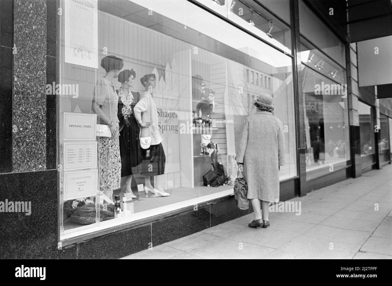 Owen Owen Department Store, Liverpool, le 19th mars 1993. Mme Janet Sexton, une cashopper chez Owen depuis plus de cinquante ans. Banque D'Images