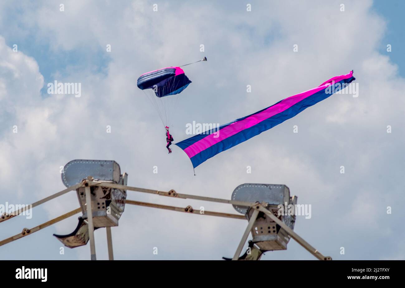 Juillet 10 2019 Grand rapides Michigan i USA; un homme avec un parachute et un drapeau saute d'un avion pendant un spectacle aérien et un tour de carnaval Banque D'Images Juillet 10 2019 Grand rapides Michigan i USA; un homme avec un parachute et un drapeau saute d'un avion pendant un spectacle aérien et un tour de carnaval Banque D'Images