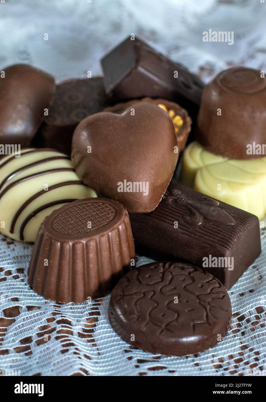 des piles de chocolats fins sont un cadeau parfait pour maman Banque D'Images