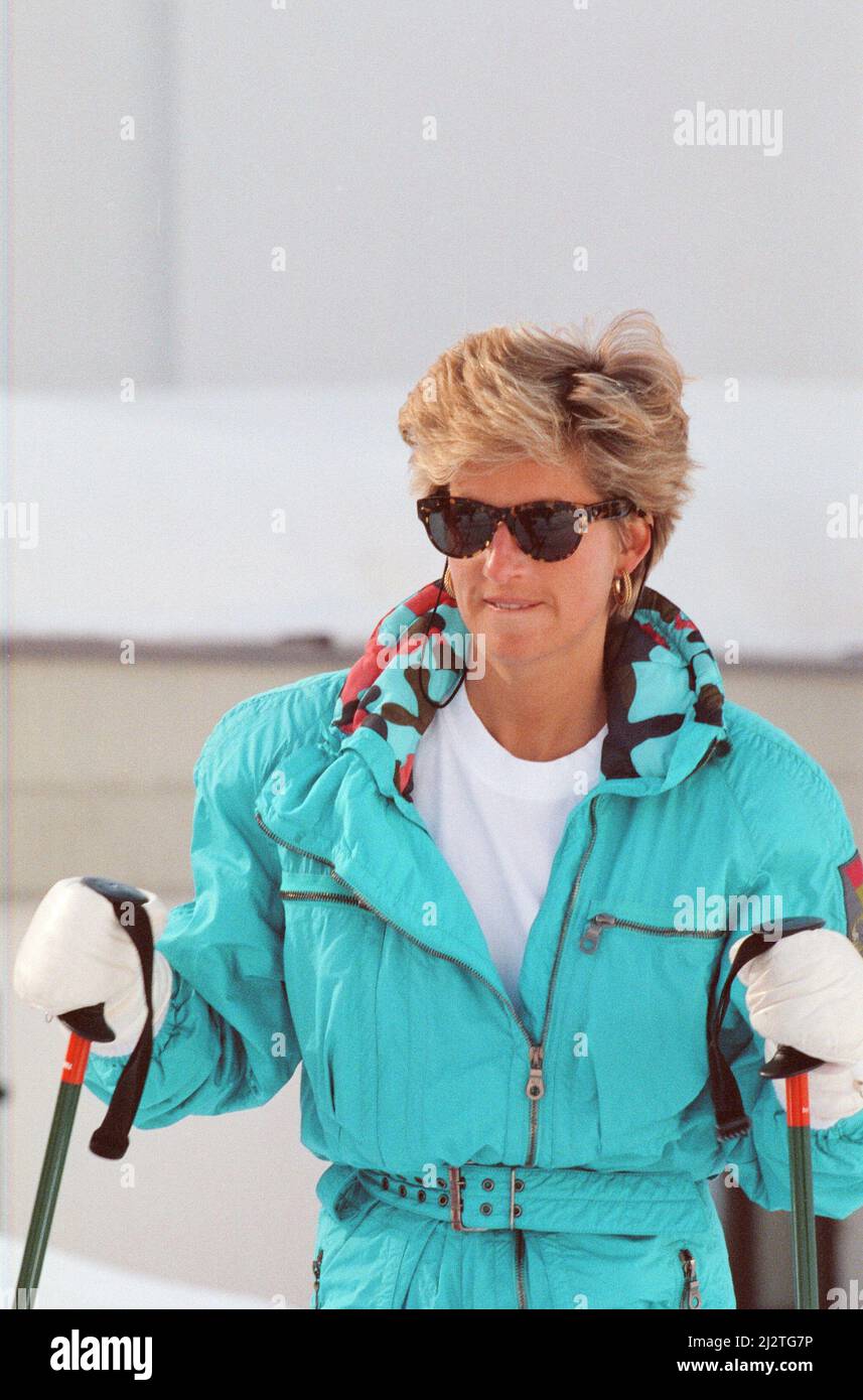 HRH la princesse de Galles, la princesse Diana, profite de vacances de ski à Lech, en Autriche. Le prince William et le prince Harry se joignent à elle pour le voyage. Photo prise le 1st avril 1993 Banque D'Images