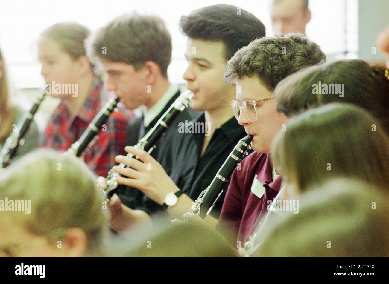 Les étudiants en musique de la Gillbrook Comprehensive School, South Bank, Eston, reçoivent des instructions spéciales de la part des membres du Royal Tank Regiment 2nd de Catterick et du Queens Royal Landers 16th/5th de Saffron Walden, Essex, 12th février 1992. Banque D'Images