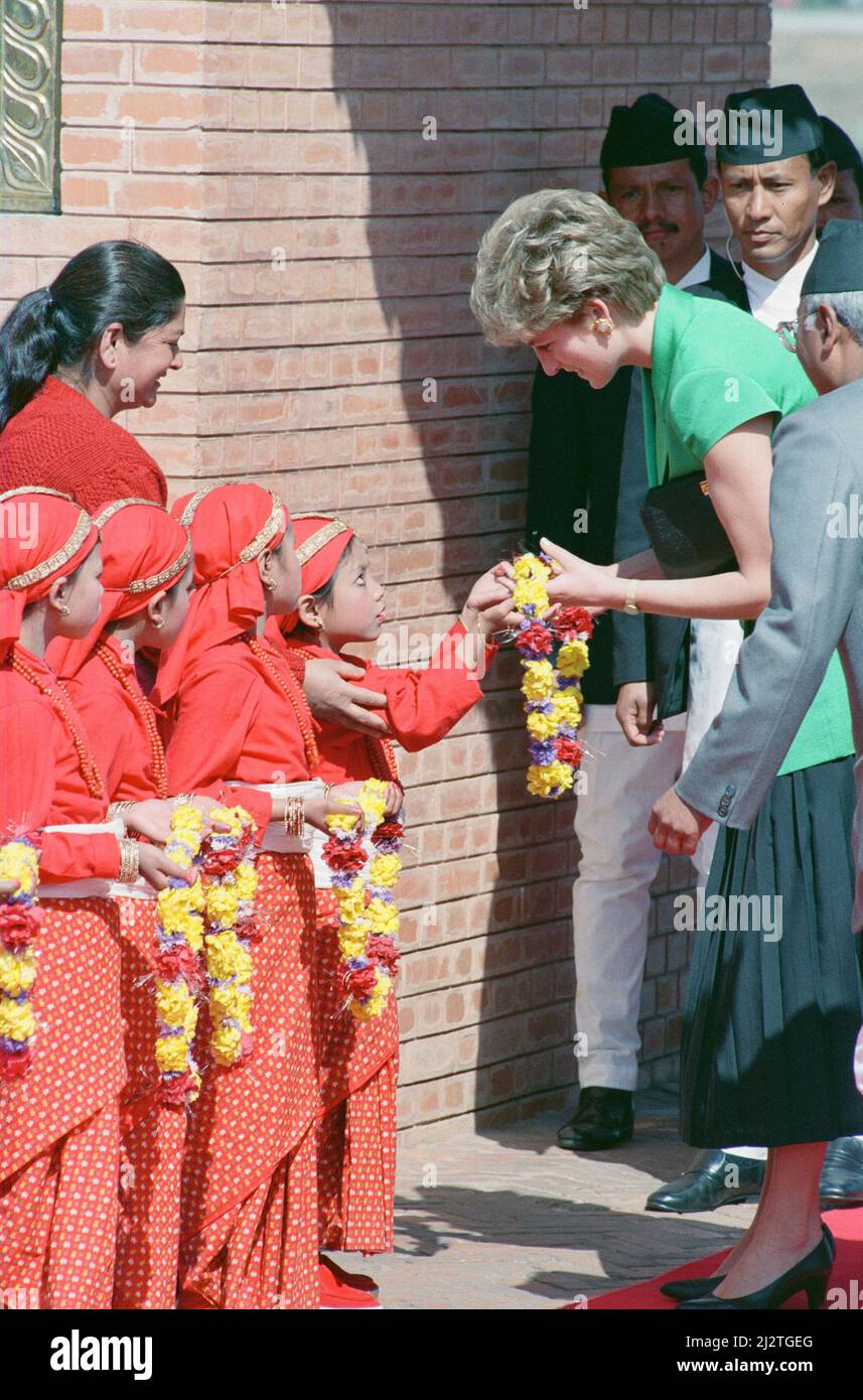 HRH la princesse de Galles, la princesse Diana, au Népal. La Princesse s'est rendue au Népal entre 2nd et le 6th mars 1993. Le Népal, officiellement la République fédérale démocratique du Népal, est un pays enclavé du centre de l'Himalaya en Asie du Sud. Avec une population de 26,4 millions d'habitants, il est le 93rd plus grand pays par région. La princesse reçoit des fleurs des jeunes enfants lorsqu'elle arrive à l'aéroport international de Tribhuvan. Népal. Photo prise le 2nd mars 1993This le voyage est la première visite officielle en solo à l'étranger depuis la séparation du Prince Charles. Banque D'Images
