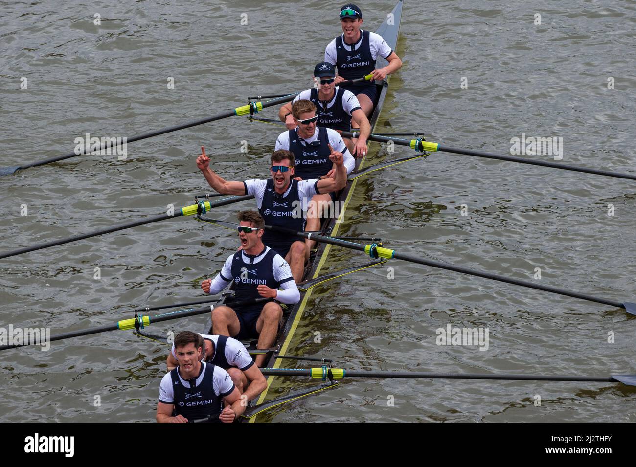 Londres, Grande-Bretagne. 3rd avril 2022. L'équipage masculin de l'université d'Oxford célèbre la victoire de la course de bateaux hommes entre l'université d'Oxford et l'université de Cambridge sur la Tamise à Londres, en Grande-Bretagne, le 3 avril 2022. Credit: Stephen Chung/Xinhua/Alay Live News Banque D'Images