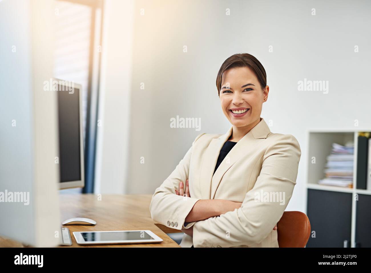 Je dois mon succès à la confiance en soi. Portrait d'une femme d'affaires confiante travaillant à son bureau. Banque D'Images