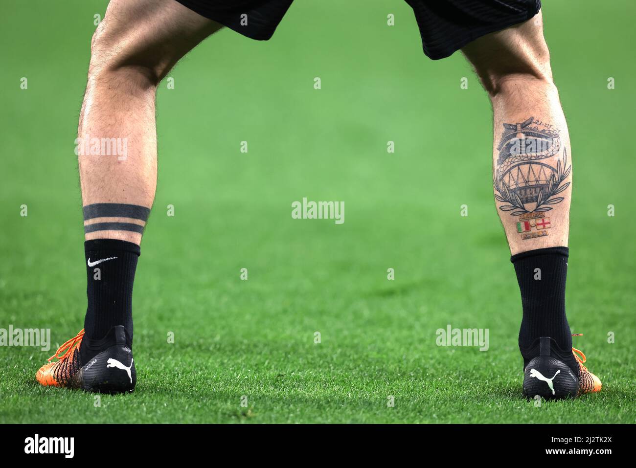 Turin, Italie, le 3rd avril 2022. Un tatouage sur la jambe d'Alessandro Bastoni du FC Internazionale portant une image de Wembley et du stade San Siro pour commémorer la victoire du titre Scudetto et la victoire du champion d'Europe est vu pendant l'échauffement avant le match de Serie A à l'Allianz Stadium, Turin. Crédit photo à lire: Jonathan Moscrop / Sportimage crédit: Sportimage / Alay Live News Banque D'Images
