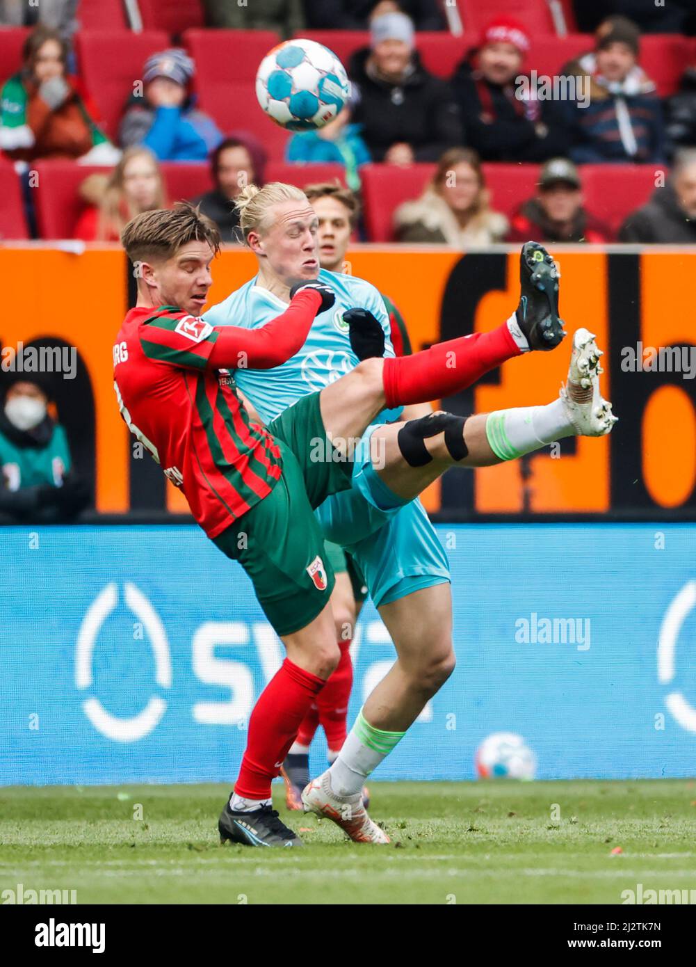 Augsbourg, Allemagne. 3rd avril 2022. Mads Pedersen (L) d'Augsburg vit avec Xaver Schlager de Wolfsburg lors d'un match allemand de Bundesliga entre le FC Augsburg et le VfL Wolfsburg à Augsburg, Allemagne, le 3 avril 2022. Credit: Philippe Ruiz/Xinhua/Alay Live News Banque D'Images